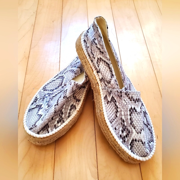 2 for 1 JustFab Loafers Snake skin look brand new in box - Picture 2 of 16